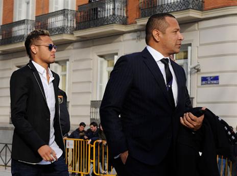 ניימאר עם אביו. גם הוא חתום על החוזה (Getty)