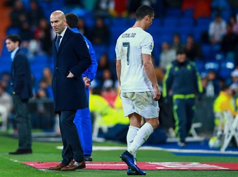 רונאלדו יורד מהמגרש. עכשיו אולי הוא יקבל מנוחה? (Getty)