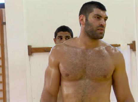 גדול, אבל קטן לעומת יריביו