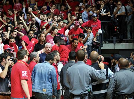 אוהדי הפועל ת"א במהלך המשחק (אלן שיבר)