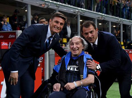 סאנטי עם סטנקוביץ' במשחק (GETTYIMAGES)