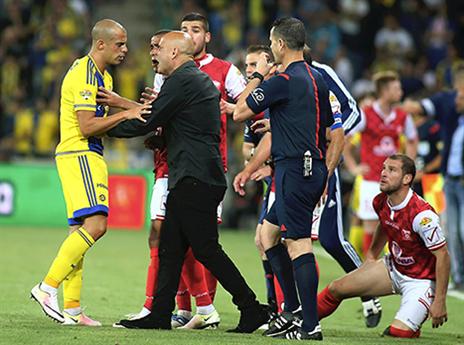 עיני ביקש להרגיע. המהומה בחצי הגמר (צילום: אלן שיבר)