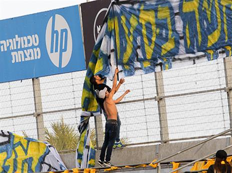 מכינים את התפאורה (דני מרון)