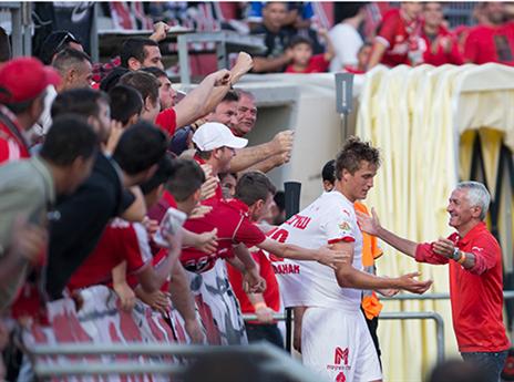 שוינפלד חוגג עם הקהל (עודד קרני)