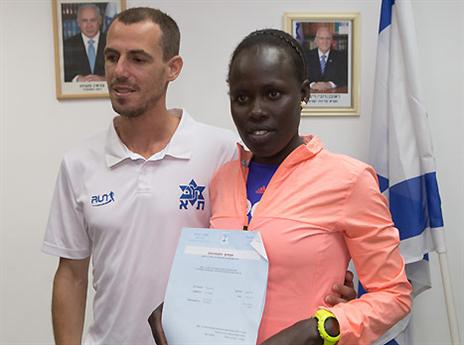 מאושרת ביום קבלת האזרחות, צ'מטאי (עודד קרני)