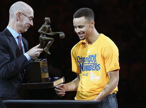 מתחיל להתרגל. קרי מקבל את הגביע (gettyimages)