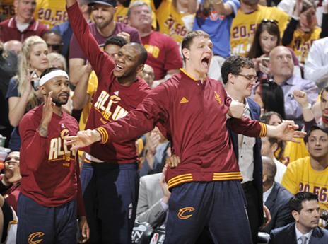 מוזגוב חוגג ליד הספסל (Getty)