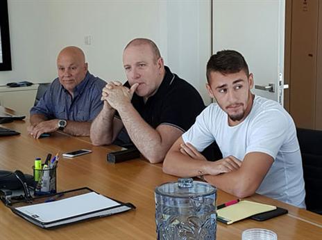 אצילי עם נציגיו בבוררות