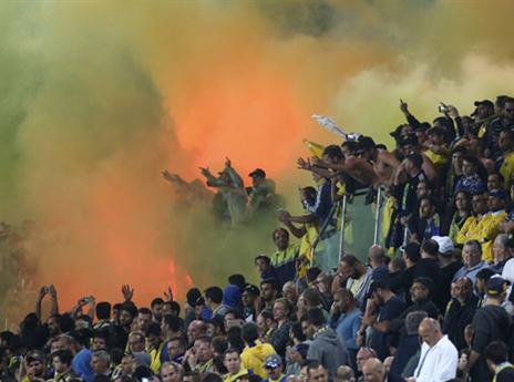 מופע אבוקות של הקהל הצהוב בפתיחה (אלן שיבר)