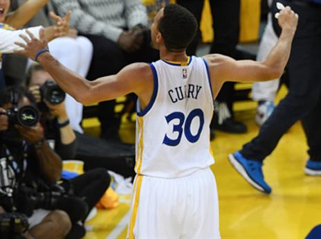 קרי מאושר. גולדן סטייט עדיין בחיים (getty)