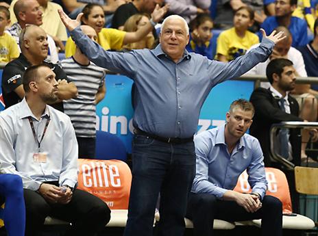 בדרך חזרה לבמה המרכזית. פיני גרשון (צילום: אלן שיבר)