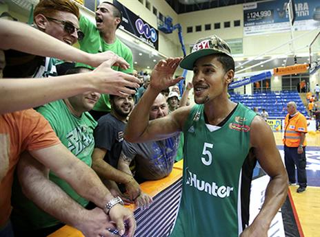 האוהדים יודעים למי להודות. קולמן (אלן שיבר)