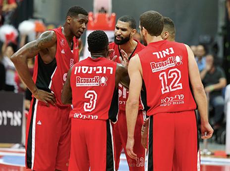 קיבלו מחמאות. שחקני הפועל ת"א (אלן שיבר)