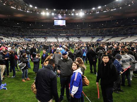 אוהדים על הדשא במתקפת הטרור בפאריס (Getty)