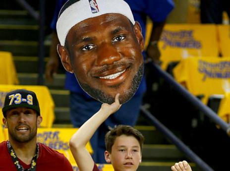 לברון מככב גם ביציע (gettyimages)