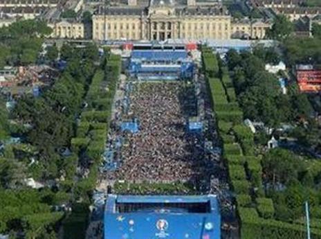 רחובות צרפת נצבעו