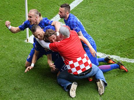 אפילו אחד האוהדים לא הצליח להתאפק (getty)