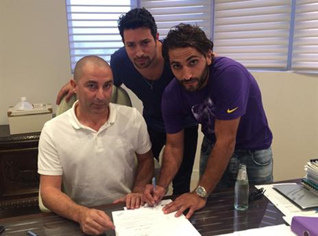 דג'אני לפני שנה במעמד החתימה באשדוד (הפייסבוק של מ.ס אשדוד)