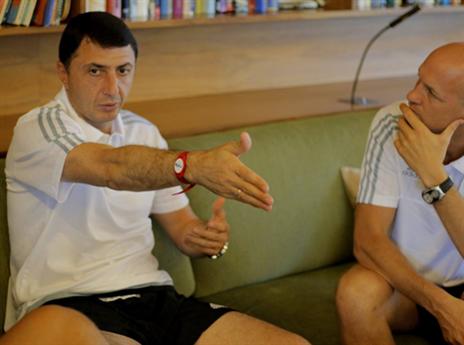 פגש לראשונה את השחקנים. ארבלדזה (האתר הרשמי של מכבי ת"א)