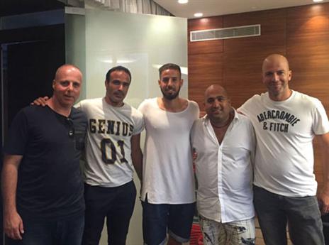 גבאי עם ראשי בני יהודה וסוכניו במעמד החתימה