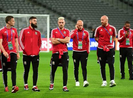 שחקני וויילס מתרשמים מהאיצטדיון בליל (AFP)