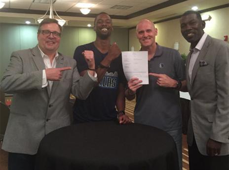 בדאלאס יודעים לצחוק על עצמם. בארנס אחרי החתימה (צילום מסך טוויטר)