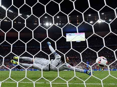 הכדור של אדר חודר לרשת של לוריס (getty)