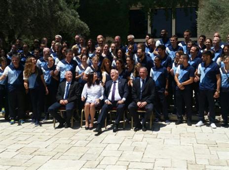 גם לנשיא מותר לעשות סלפי