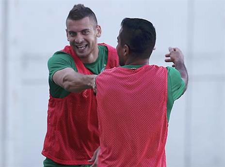 אבו עביד משתעשע באימון (אלן שיבר)