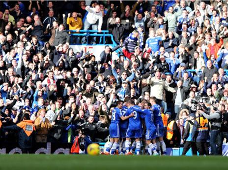 שחקני צ'לסי עם האוהדים. השנואים באנגליה (Getty)