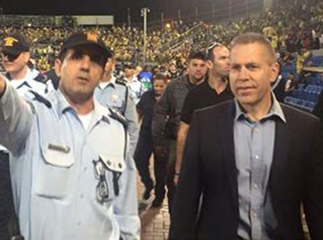 ארדן מגנה את לה פמיליה (הפייסבוק הרשמי של גלעד ארדן)