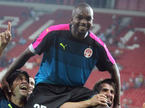 סוארס על הכתפיים. נפרד מהשחקנים (צילום: אודי ציטיאט)