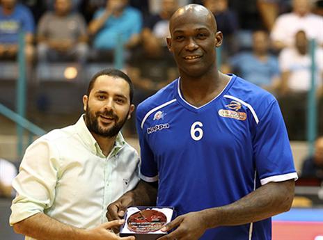 בקריית גת בונים עליו. קילינגסוורת' (אלן שיבר)