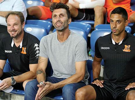 בנאדו. מחייך בצדק (אלן שיבר)