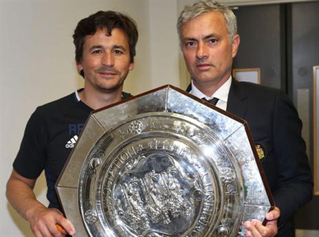 מוריניו עם מגן הקהילה (getty)