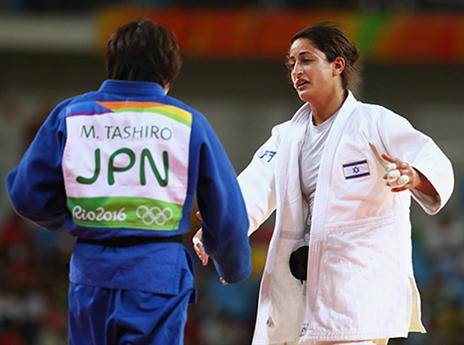 נכנסה למועדון אקסלוסיבי (getty)