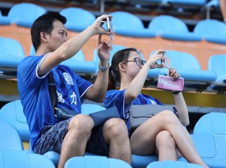 האוהדים באו לראות את הכוכב הישראלי