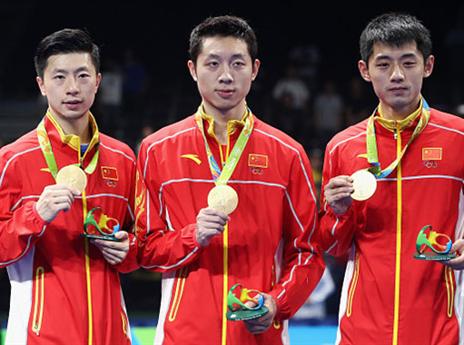 הסינים חוגגים עם הזהב (Getty)