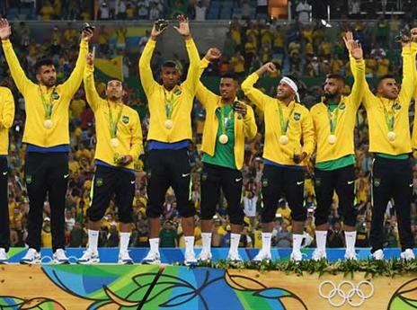 ניימאר והחברים עם המדליות (Getty)