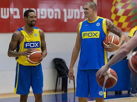 לנדסברג ומאיק צירבס (עודד קרני)