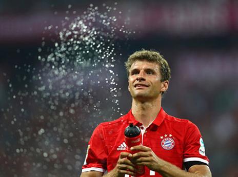 תומאס מולר מאושר אחרי השישייה (getty)