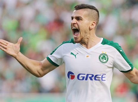 סחט אדום במהלך המשחק. עגייב