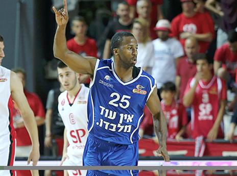 בעבר שיתף פעולה עם סטיב נאש. טאקר (עודד קרני)