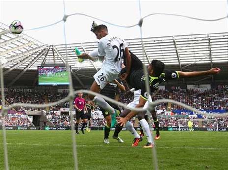 קוסטה מתעופף ומשווה (Getty)