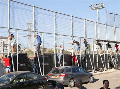 "האוהדים על הגדרות" (דני מרון)