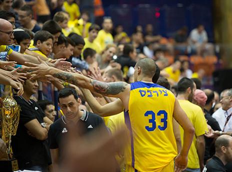 צירבס והאוהדים. בינתיים מכבי לא מרשימה מדי (צילום: עודד קרני)