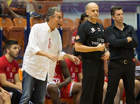 אפי בירנבוים, המנהל המקצועי של הפועל, מחלק הוראות (עודד קרני)