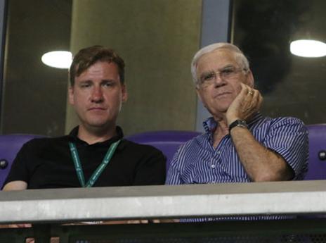 משתמש במנצ'סטר סיטי כמודל. קרלסן עם שחר (אלן שיבר)