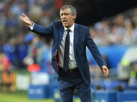 פרננדו סנטוס. לא היה מרוצה מהמחצית הראשונה (Getty)