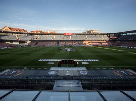 האצטדיון ספרטה. ארבעה יציעים ייסגרו (Getty)